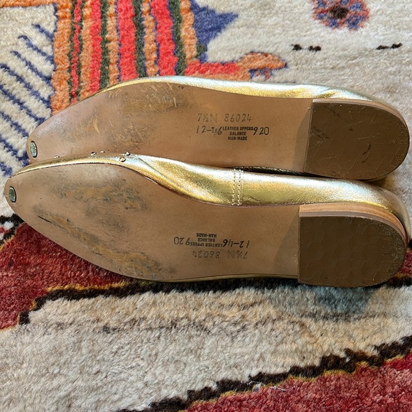 Beautiful like new vintage gold leather flats. Beacon made in the USA. Size 7.5N - Picture 7 of 8